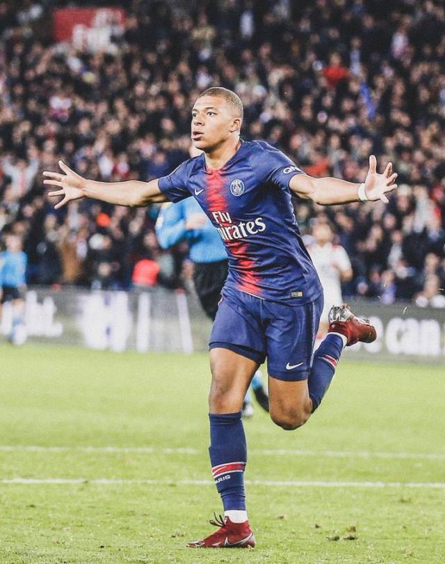 德转统计五大联赛最年长戴帽前10：莱万第8，C罗两度上榜（德转盘点五大联赛最年长帽子戏法TOP10：莱万位列第八，C罗两次入围）