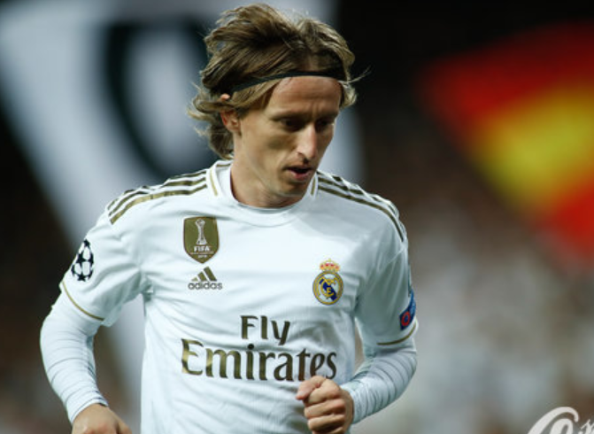 尤文客战佛罗伦萨：伊尔迪兹领衔，DV9、科斯蒂奇首发（尤文客场对阵佛罗伦萨：伊尔迪兹压阵，DV9与科斯蒂奇先发出场）